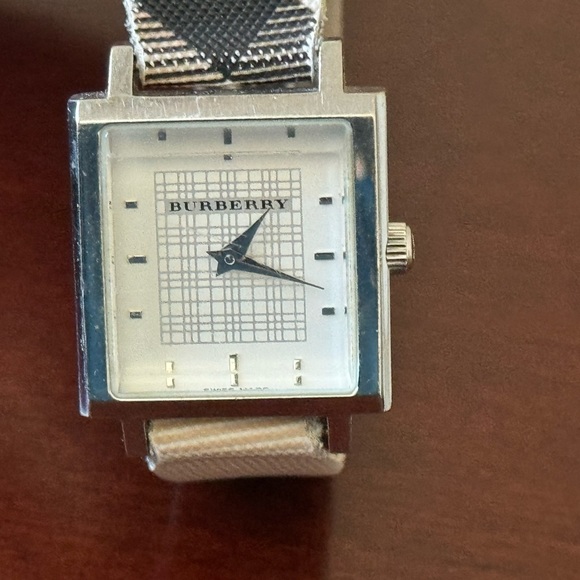 Authentic Burberry watch - Picture 4 of 13